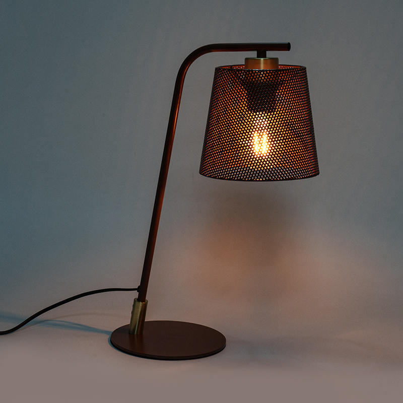 Nordycka metalowa lampa stołowa