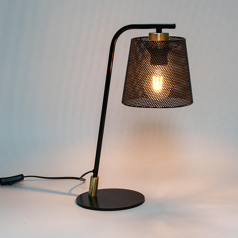 Nordycka metalowa lampa stołowa