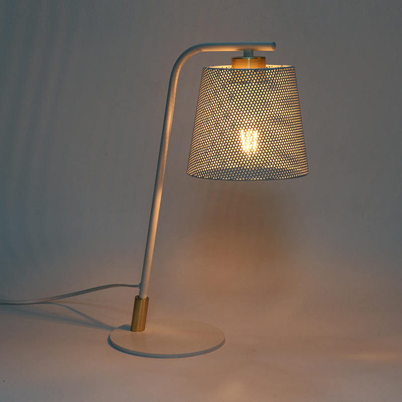 Nordycka metalowa lampa stołowa