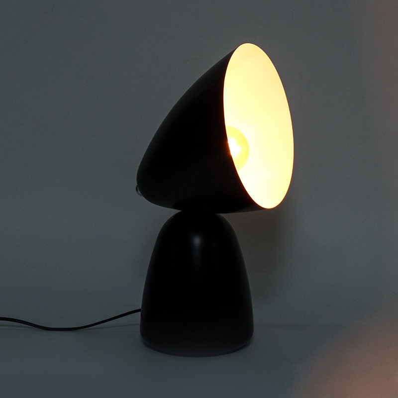Prosta retro metalowa lampa stołowa