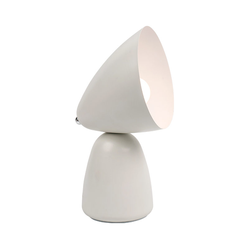 Prosta retro metalowa lampa stołowa