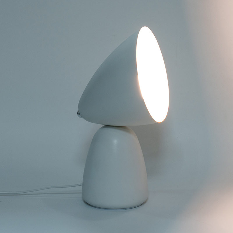 Prosta retro metalowa lampa stołowa