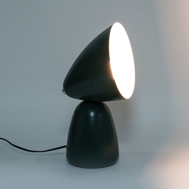Prosta retro metalowa lampa stołowa