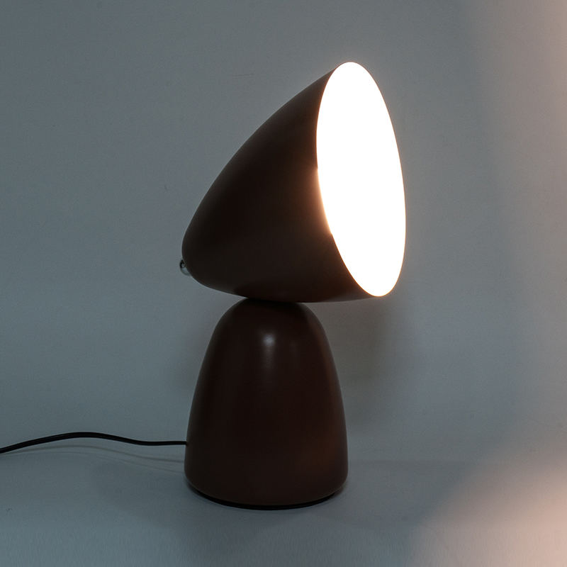 Prosta retro metalowa lampa stołowa