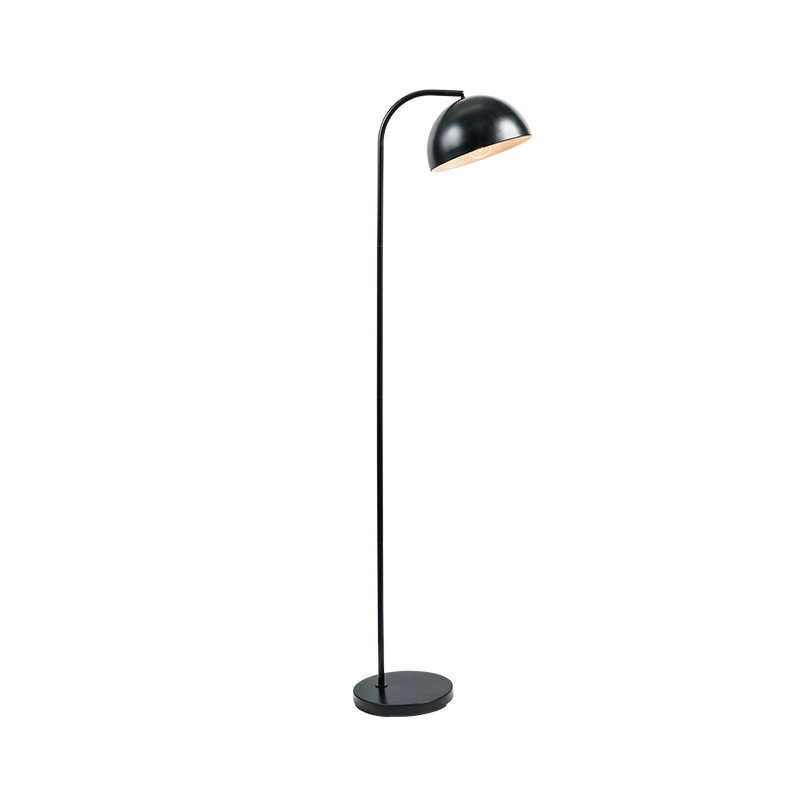 Czarna metalowa lampa podłogowa