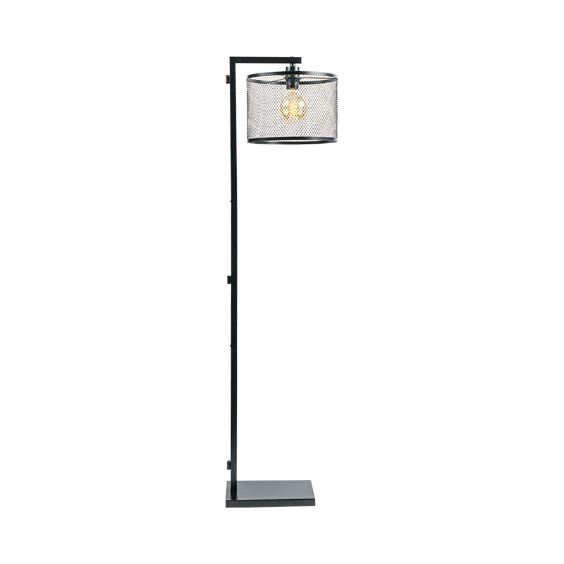 Żelazna lampa podłogowa w stylu przemysłowym