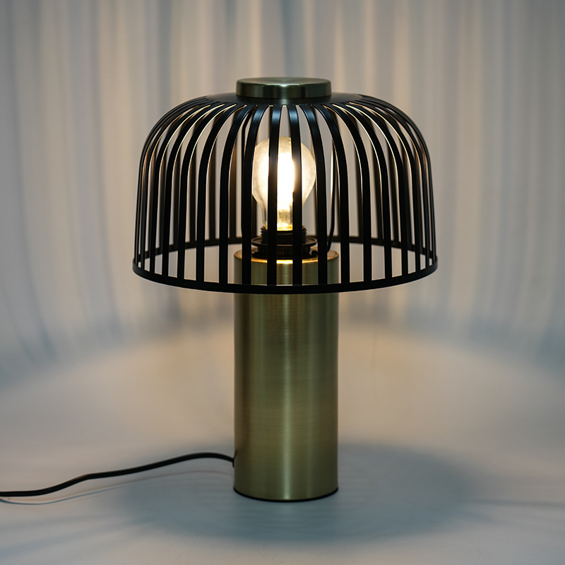 Żelazna pusta lampa stołowa