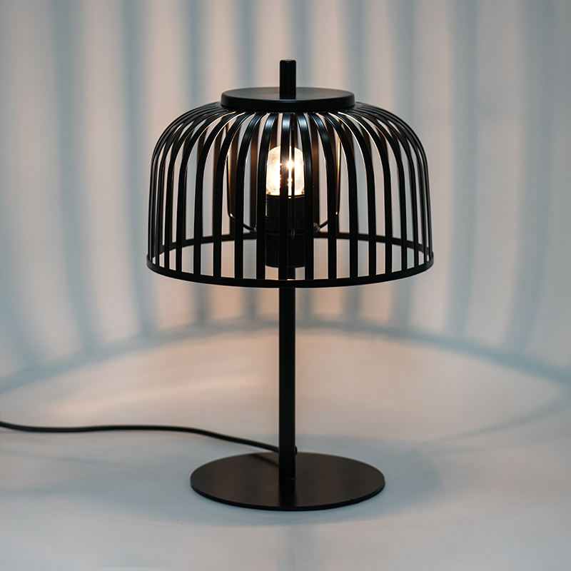 Nordycka żelazna dekoracyjna lampa stołowa