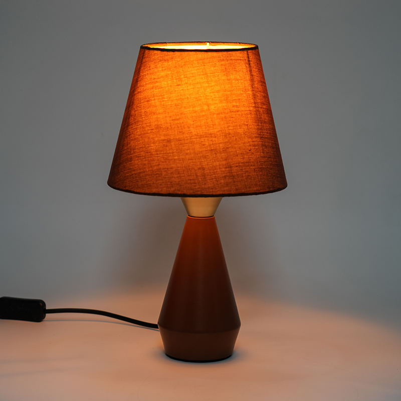 Retro europejska metalowa lampa nocna