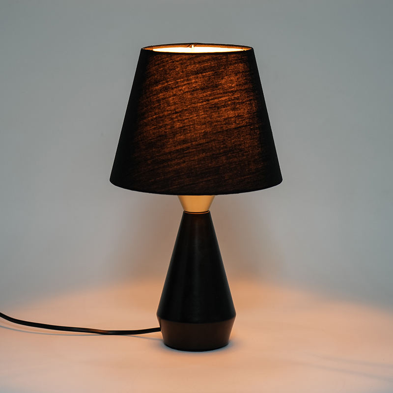 Retro europejska metalowa lampa nocna