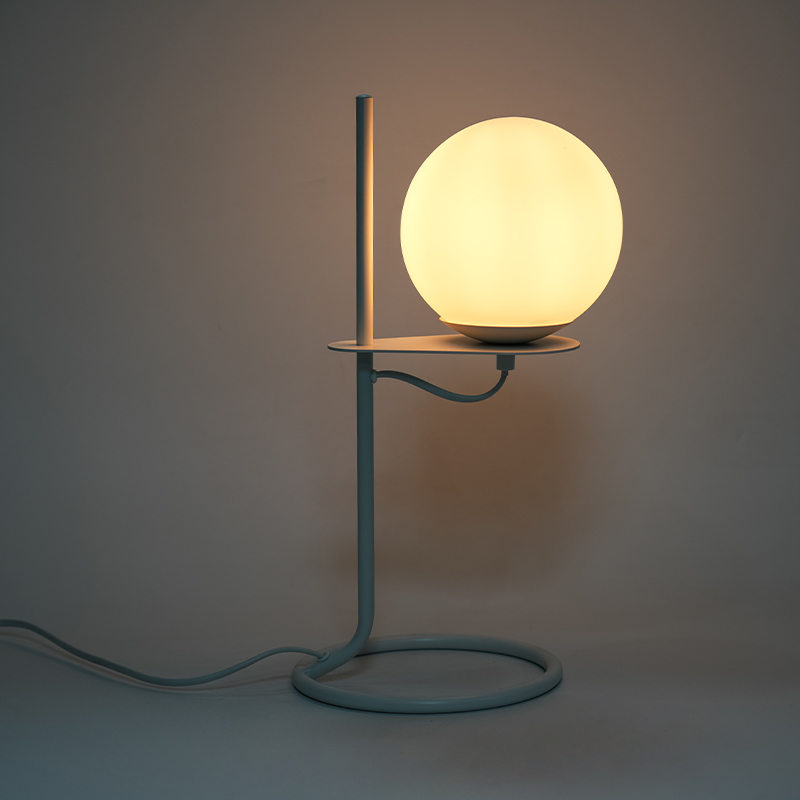 Prosta szklana lampa stołowa