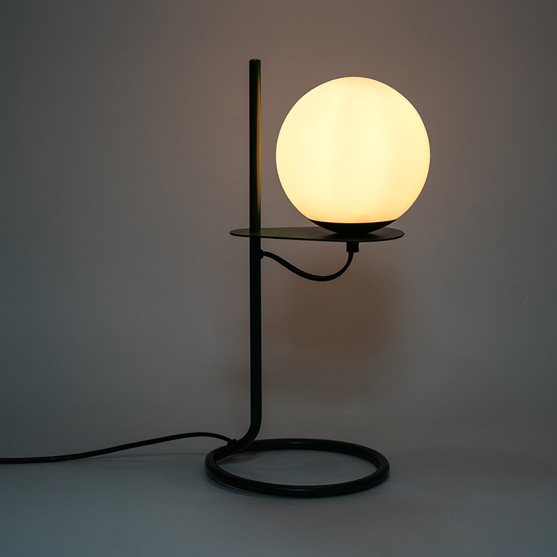 Prosta szklana lampa stołowa