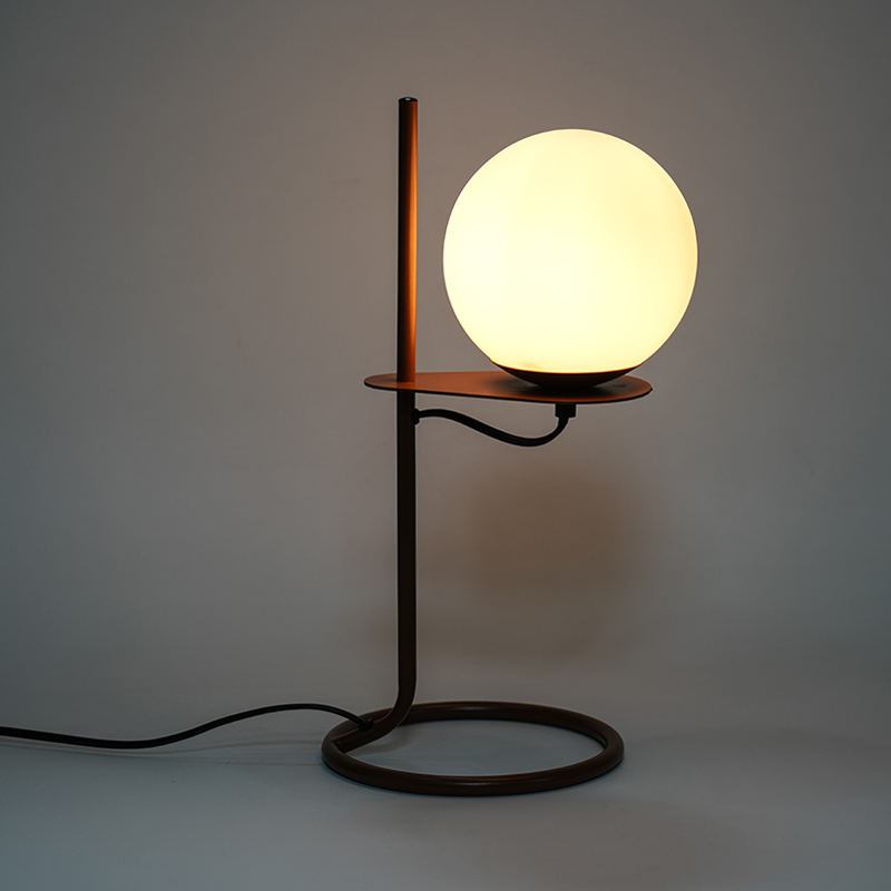 Prosta szklana lampa stołowa