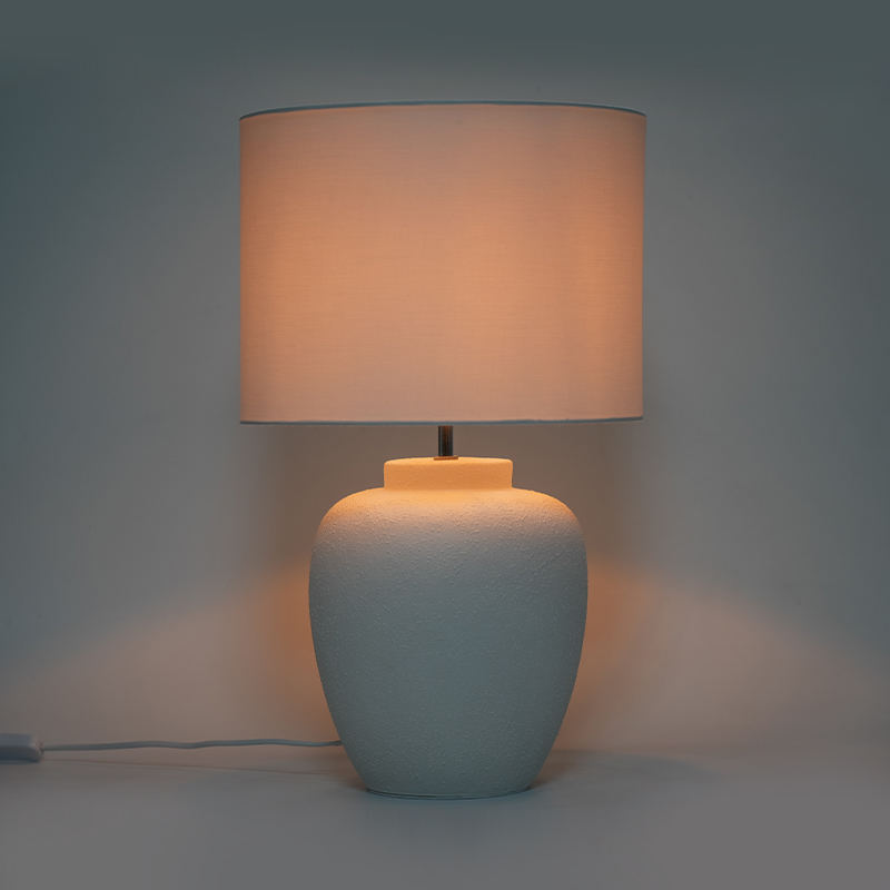 Prosta biała ceramiczna lampa stołowa