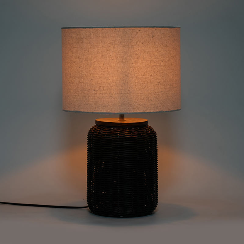 Czarny rattan vintage lampa stołowa