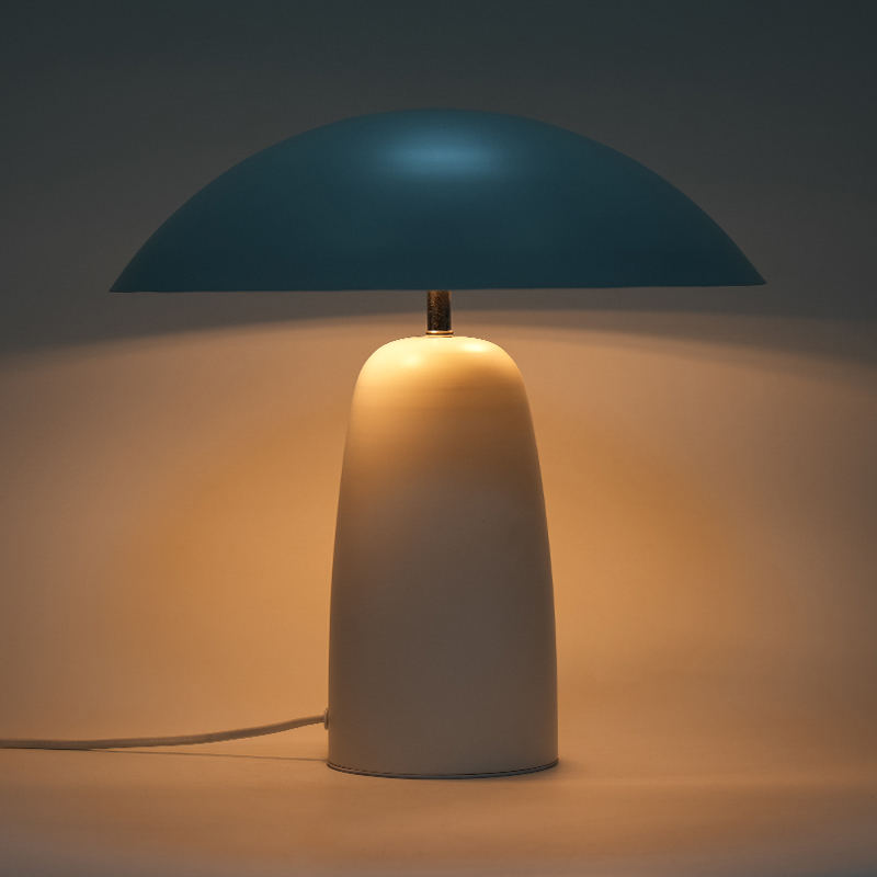 Metalowa lampa stołowa w kształcie grzyba