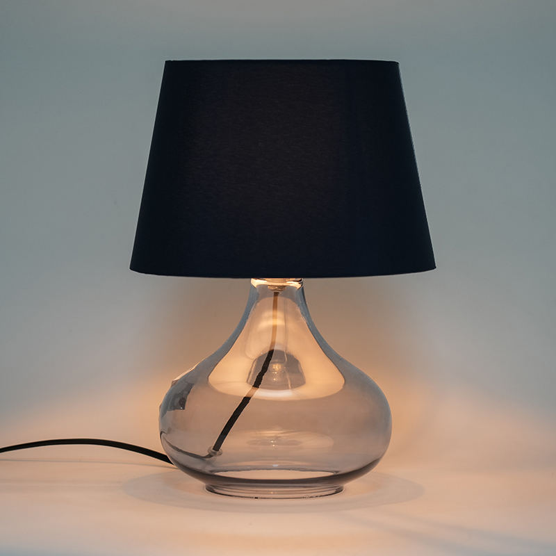 Prosta szklana lampa stołowa w stylu europejskim