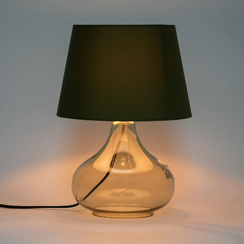 Prosta szklana lampa stołowa w stylu europejskim