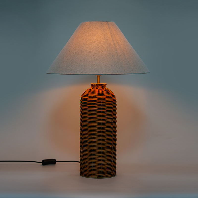 Ręcznie tkana lampa stołowa