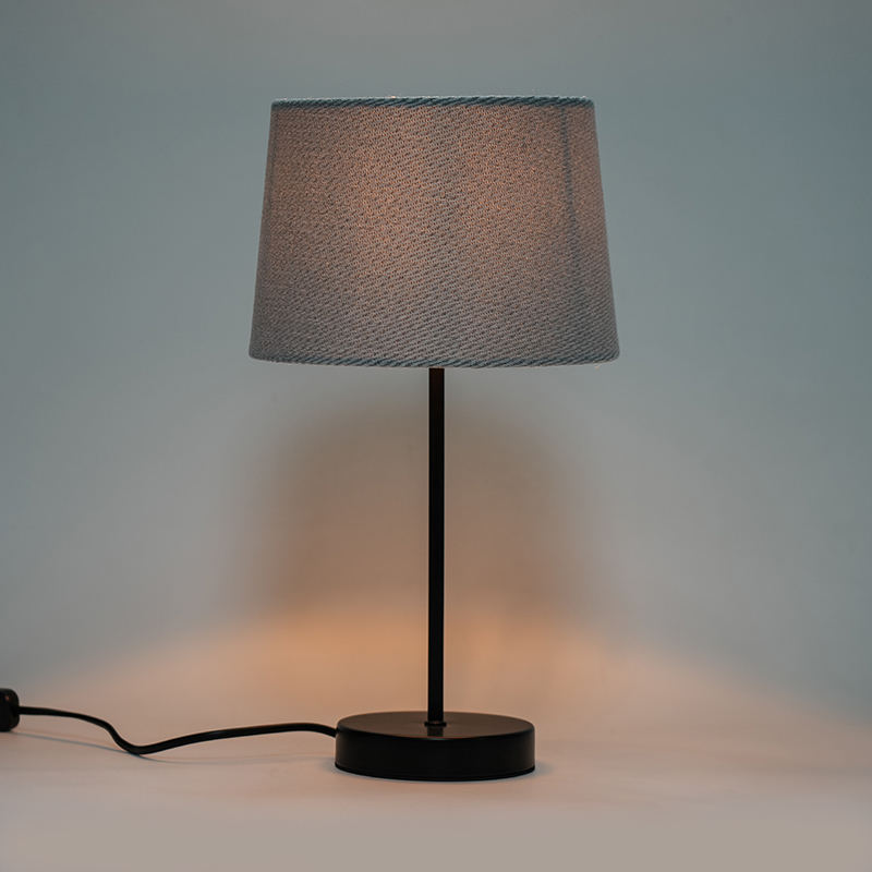 Lampa stołowa z tkaninami w stylu retro