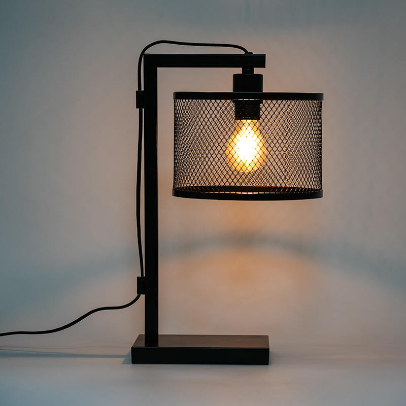 Dekoracyjna lampa stołowa kutego żelaza