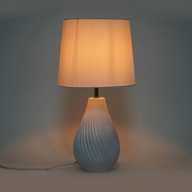 Prosta domowa sypialnia nocna lampa stołowa