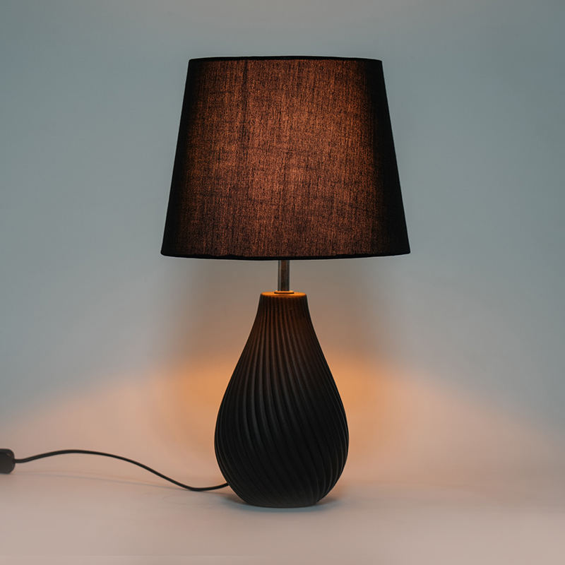 Prosta domowa sypialnia nocna lampa stołowa