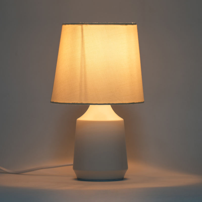 Prosta metalowa lampa stołowa