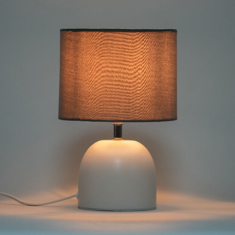 Biała metalowa lampa stołowa