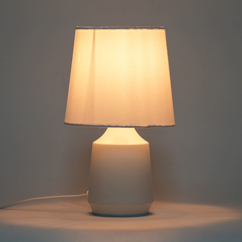 Metalowa prosta lampa stołowa