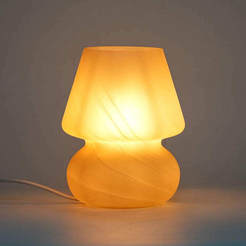 Kremowa szklana lampa stołowa