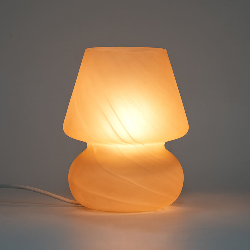 Kremowa szklana lampa stołowa