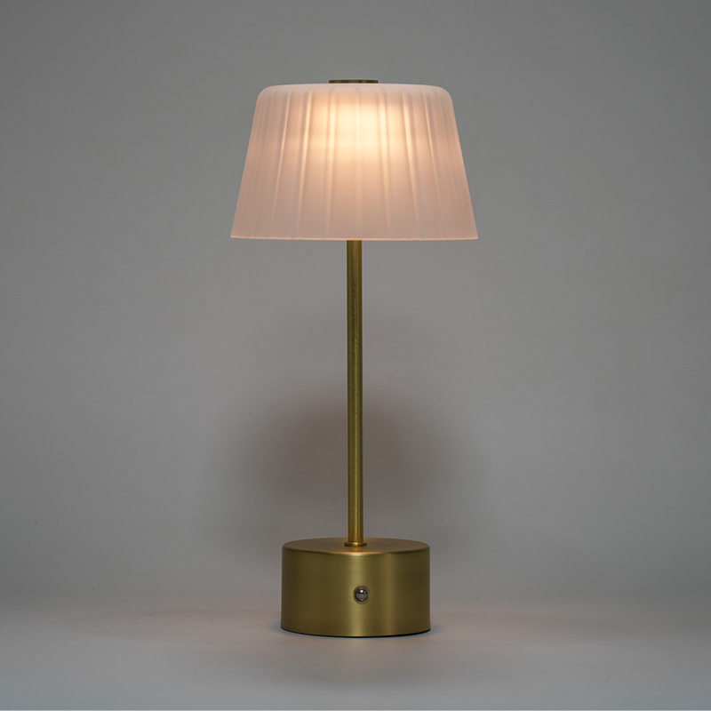 Złoty stożka LED lampa stołowa