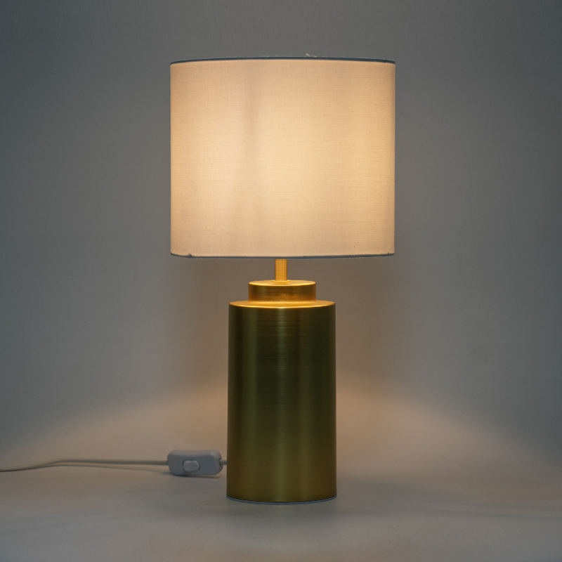 Prosta i elegancka metalowa lampa stołowa