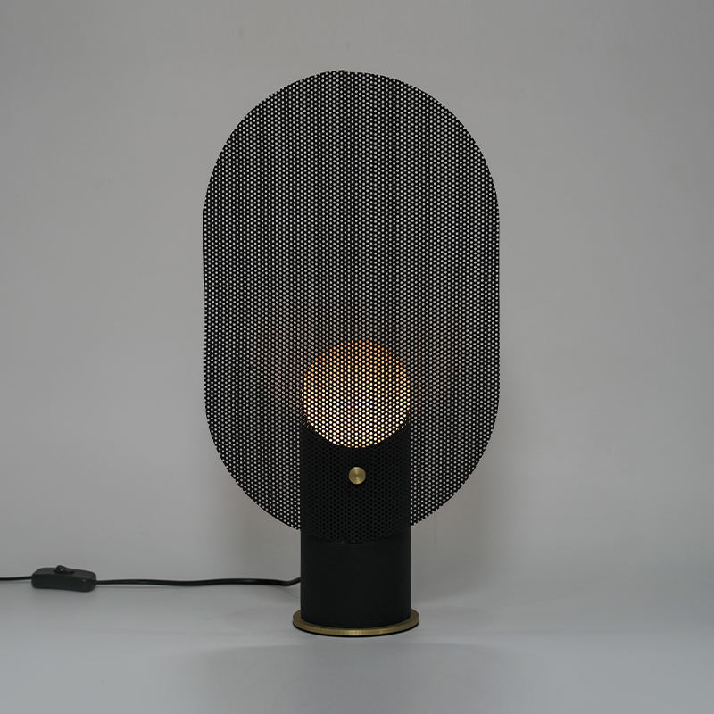 Żelazna lampa stołowa