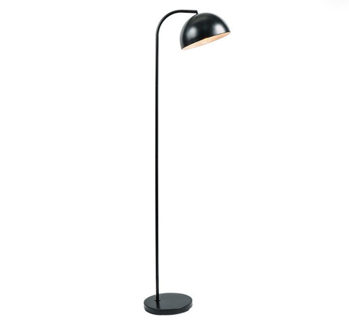 Czy ta czarna metalowa lampa podłogowa jest bezpieczna i niezawodna podczas użytkowania?