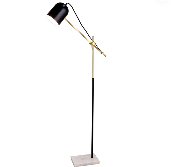 W jaki sposób regulabowane jest metalowe ramię tego metalowego ramię marmurowego marmurowego lampy podłogowej?